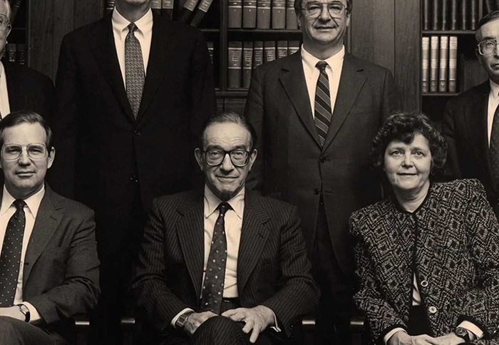 Στο κέντρο ο πρώην διοικητής της Fed Alan Greenspan (φωτογραφία παρμένη από το σχετικό ντοκιμαντέρ "Money For Nothing, Inside the Federal Reserve").